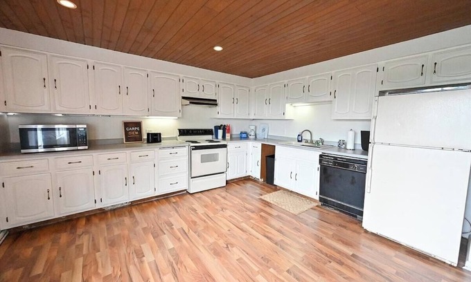 Capitol Beach Casa | Lakeshore Landing - peaceful - 5min drive to downtown
