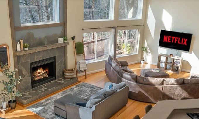 Lynn Casa | Lakeshore Retreat with Lake Lanier views & hot tub
