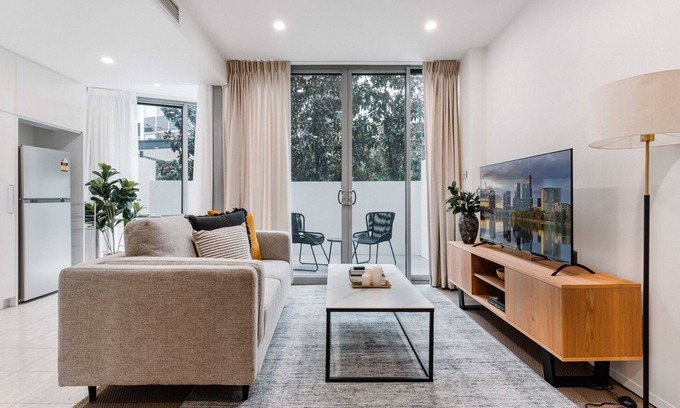 Kingston Apartamento | Lakeside 1-Bed with Courtyard, Gym & Parking