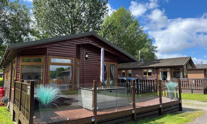 Warton Cabaña | LAKESIDE 18, pet friendly, with a garden in Carnforth