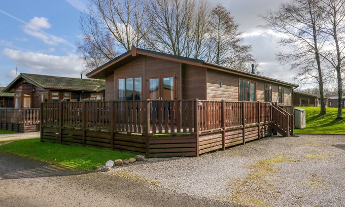 Yealand Conyers Cabaña | LAKESIDE 20, pet friendly, with a garden in Silverdale