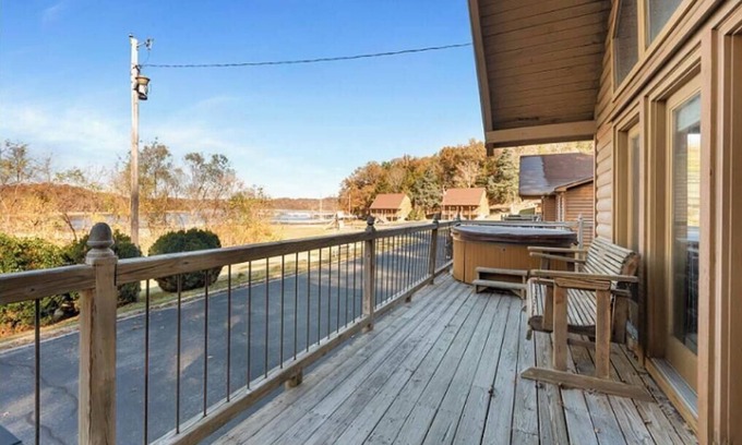 Byrdstown Cabina | Lakeside 3 Bedroom Chalet with a hot tub!