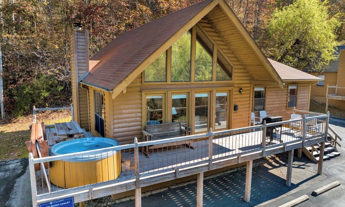 Byrdstown Cabina | Lakeside 3 bedroom chalet with hot tub at Safe Harbor Eagle Cove