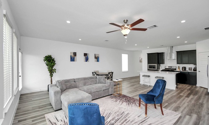 Southeast Houston Casa | Lakeside 4 Bedroom W/ King Bed Near Downtown