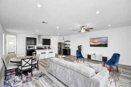 Southeast Houston Casa | Lakeside 4 Bedroom With King Bed Near Downtown