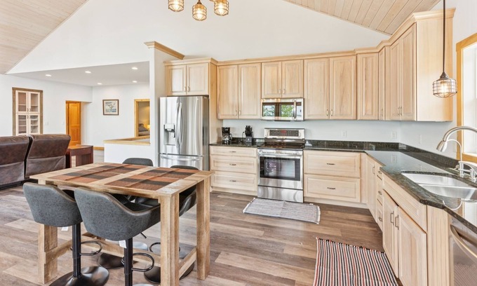 Crary Villa | Lakeside 4br Retreat Private, Peaceful & Scenic 4 Bedroom Villa