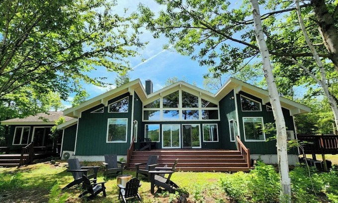 Becket Casa | Lakeside 5-BR Home in Idyllic Berkshires