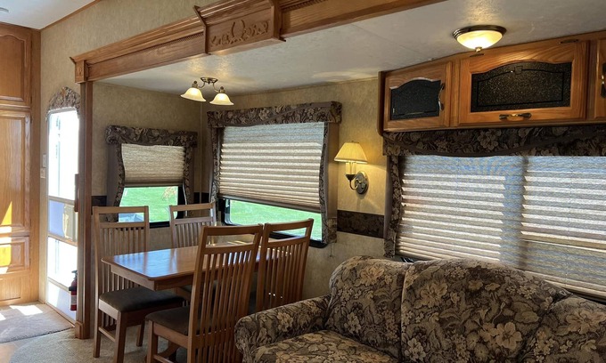 Hayward Casa | Lakeside 5th Wheel on beautiful Nelson Lake