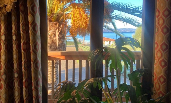 Nice Apartamento | Lakeside, Balcony Apartment on Gated Winery Estate