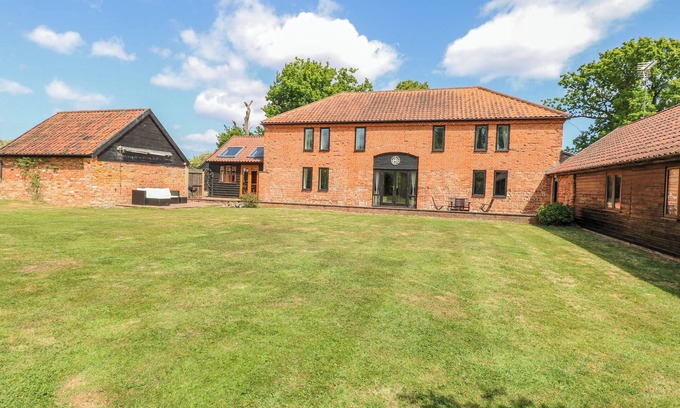 Felmingham Cabaña | LAKESIDE BARN, family friendly, country holiday cottage in Aylsham