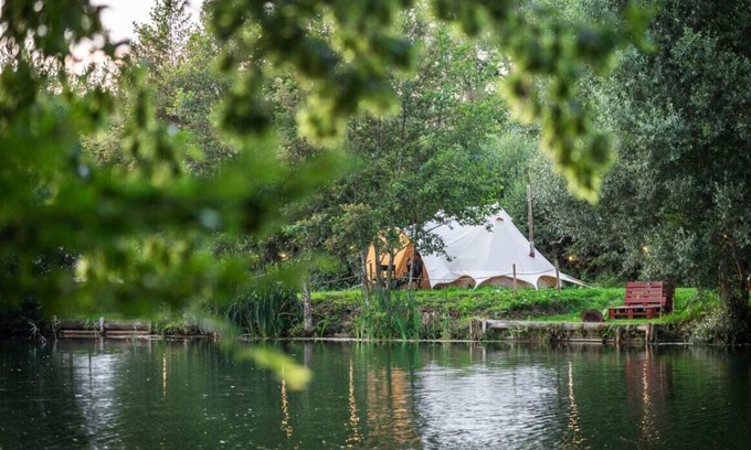 Nunney Alquiler De RV | Lakeside Bell Tent - Canvas Suite at Marston Park