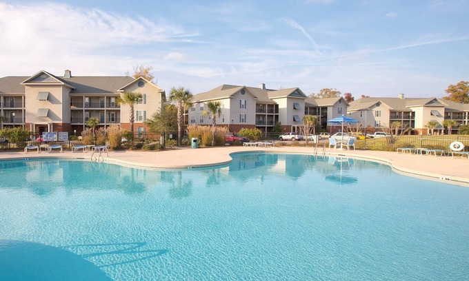 Santee Condominio | Lakeside Bliss: 2BR Suite at Wyndham Lake Marion