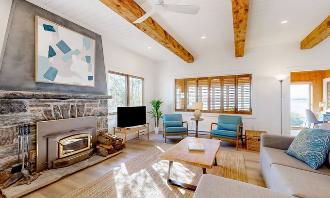 Innisfil Cabaña | Lakeside Bliss: Charming Retreat with Spectacular Views & Waterfront Location