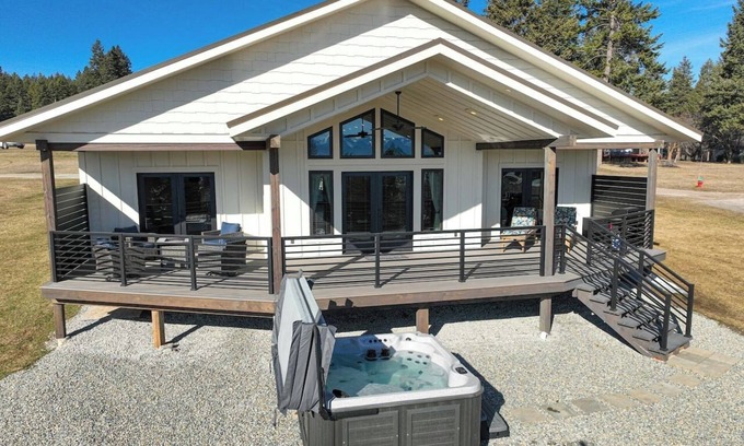 Lakeside Casa | Lakeside Breeze, with hot tub!