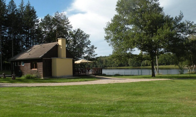 Servieres-le-Chateau Chalet De Esquí | Lakeside cottage