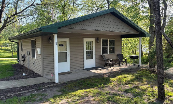Manchester Complejo | Lakeside Cabin 1: Perfect Retreat at Enriched Cabins & Resort on Lake Delhi
