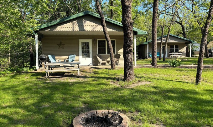 Manchester Cabina | Lakeside Cabin 3: Perfect Retreat at Enriched Cabins & Resort on Lake Delhi