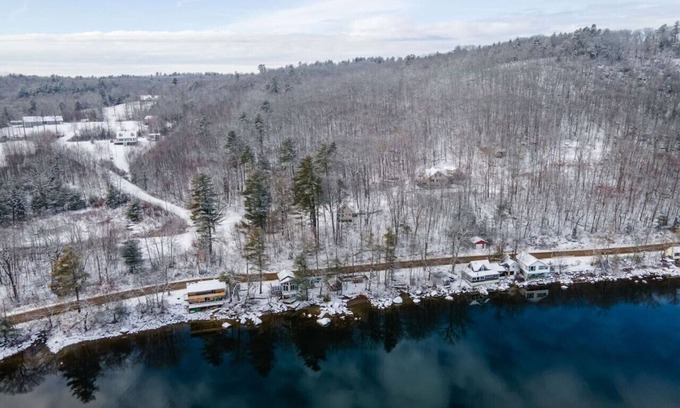 Belfast Casa | Lakeside Cabin Escape near Swan Lake