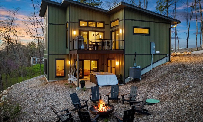 Innsbrook Casa | Lakeside Cabin Escape Hot Tub Fire Pit