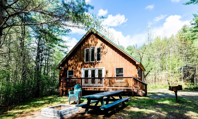 Caratunk Cabina | Lakeside cabin nestled along the shores of Wyman Lake