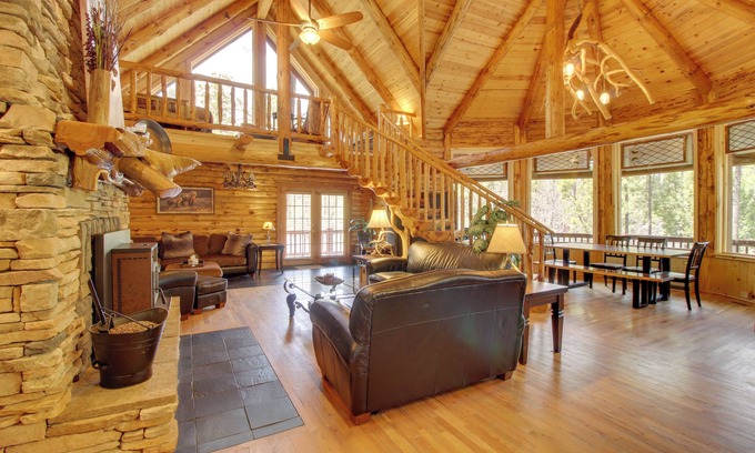 Lakeside Cabaña | Lakeside Cabin on 2 Acres w/ Fire Pit + Hot Tub!