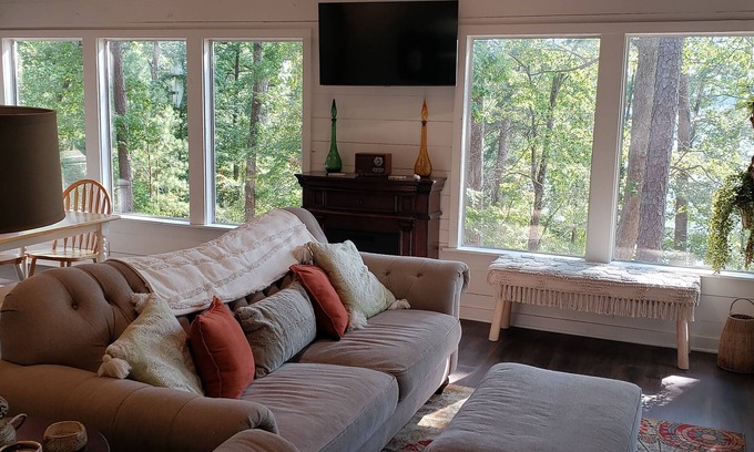Avinger Casa | Lakeside Cabin on Lake O' the Pines Tx