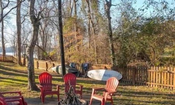 Gallatin Casa | Lakeside Cabin Retreat - Boating, Swimming
