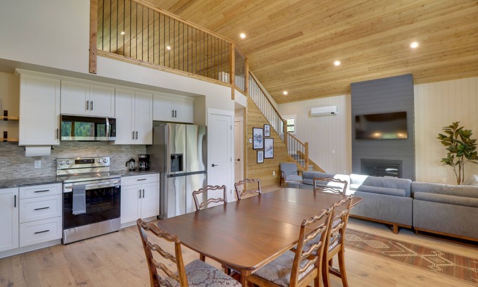 Lakeside Cabina | Lakeside Cabin Retreat w/ Private Hot Tub!