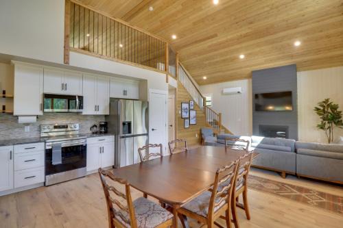 Lakeside Casa | Lakeside Cabin Retreat with Private Hot Tub!