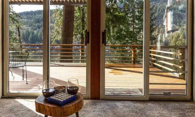 Sedro-Woolley Cabina | Cozy Lakeside Cabin w/ Dock & Stunning Views