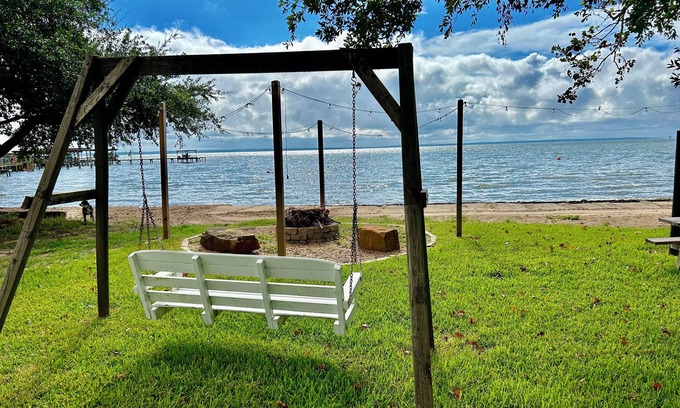 Pointblank Cabina | Waterfront Cottage With Your Own Personal Sandy Beach and Expansive Lake View