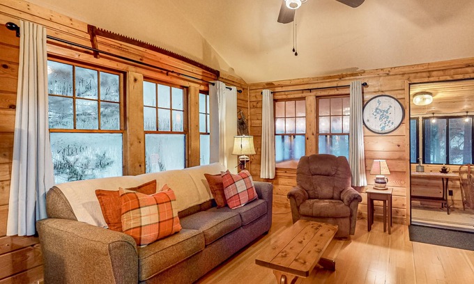 Three Lakes Cabina | Lakeside cabin with a firepit, sunroom, & seasonal dock