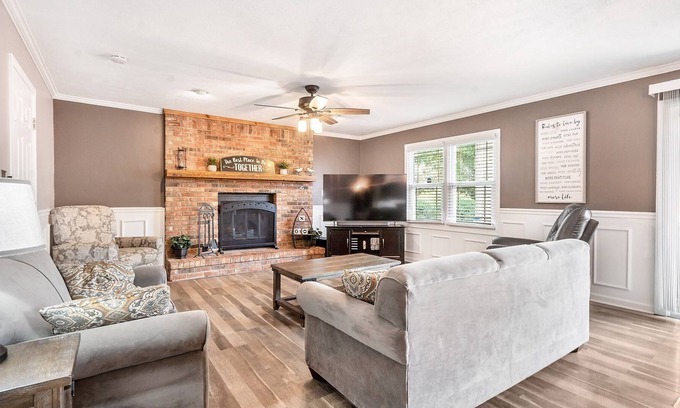 Cicero Casa | Lakeside Charm 3 BR Hot Tub Fireplace & King Suite