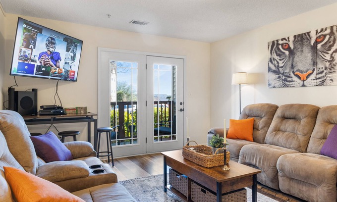 Keowee Condominio | Lakeside Clemson Condo With 4K/Surround Sound/Xbox/Coffee Bar/Private Bathrooms