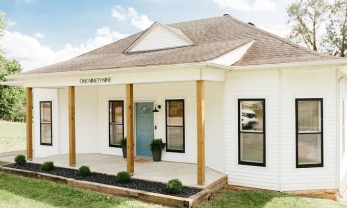 Burnside Casa | Lakeside Cottage- boat Parking! Walking distance to Marina!