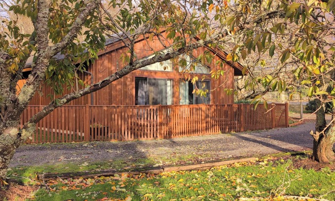 Long Beach Cabaña | Lakeside Cottage -Coastal Retreat–30+ Day Stay; Creatives, Remote Workers & More