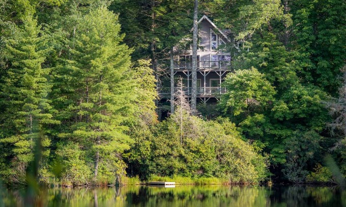 Sapphire Casa | Lakeside Cottage, en Whisper Lake con un hermoso lago y vistas a la montaña.