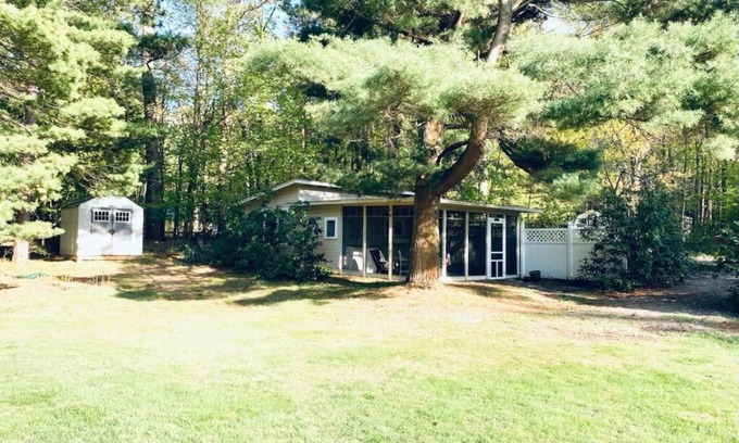 Fennville Casa | Lakeside Cottage - Right across of Westside County Park with lake access