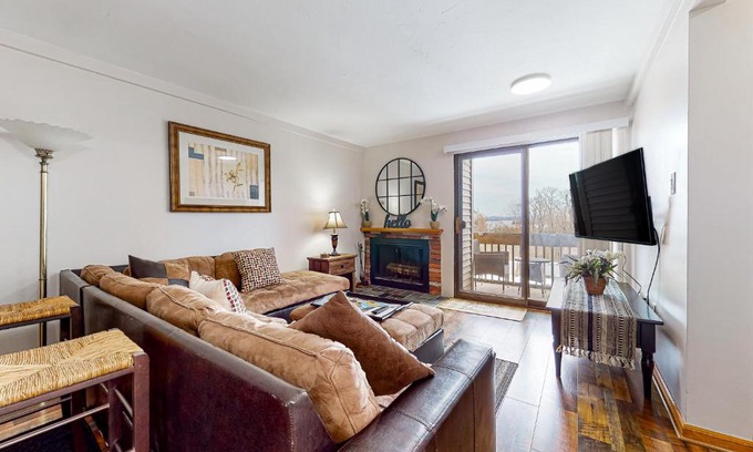 Weirs Beach Apartamento | Lakeside Delight, unit 423