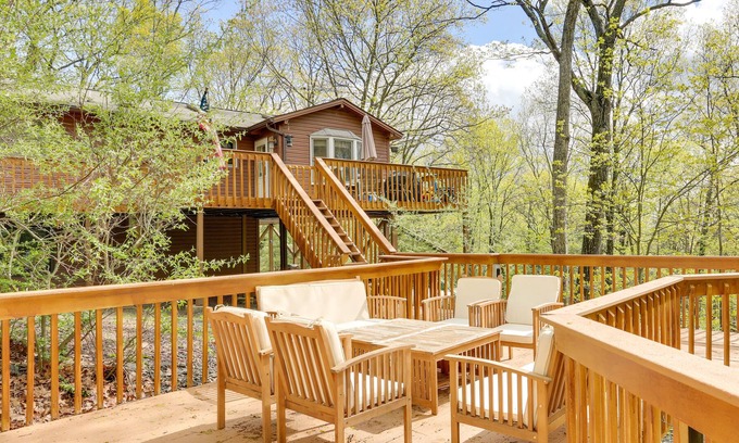 Pocono Mountain Lake Estates Cabina | Lakeside Dingmans Ferry Vacation Rental Cabin!