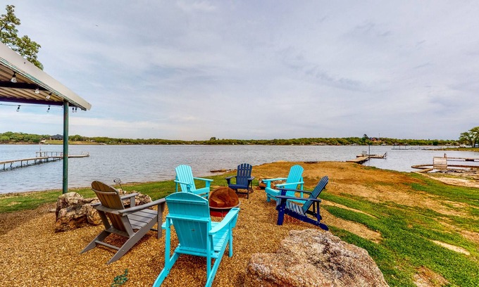 Bowie Casa | Lakeside dog-friendly retreat with covered patio
