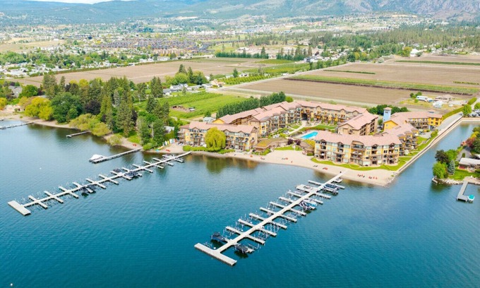 Westbank Condominio | Lakeside Elegance: 3-Bedroom Condo at Barona Beach