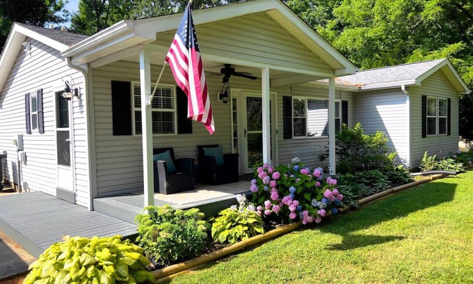 Cynthiana Casa | Lakeside Escape ~ Waterfront w/Hot Tub (NEW DOCK!)