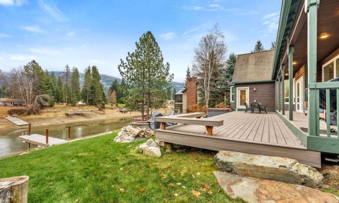 Sagle Casa | Lakeside Escape Waterfront w/ Hot Tub + MTN Views!