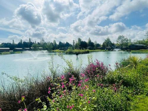 Allerthorpe Cabina | Lakeside Escape with Hot Tub