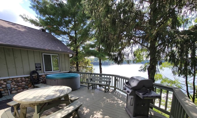 Wautoma Casa | Lakeside Escape Year round HOT TUB & Pontoon Rental