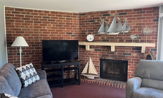 Lake Geneva Condominio | Lakeside Fun~ walk to the pool and enjoy fabulous views of Lake Como!