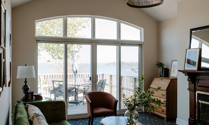 Wolfe Island Apartamento | Lakeside Getaway in Marysville, Wolfe Island - Shopkeepers Apartment