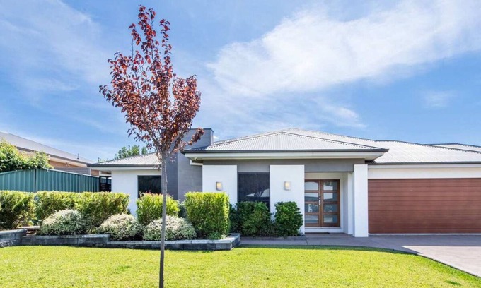 Dubbo Casa | Lakeside Haven - Homely Charm, Close to Dubbo Zoo