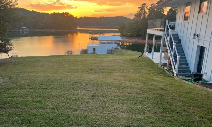 Gainesville Casa | Lakeside Haven: Hot Tub! Wi-Fi! Free Parking! Private! Beach! Centrally located.